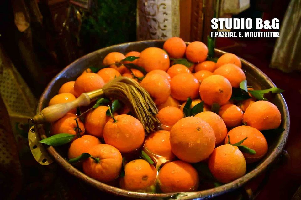 Αργος: Αναβίωσε και φέτος το έθιμο με τα αγιασμένα πορτοκάλια [εικόνες] | iefimerida.gr 5