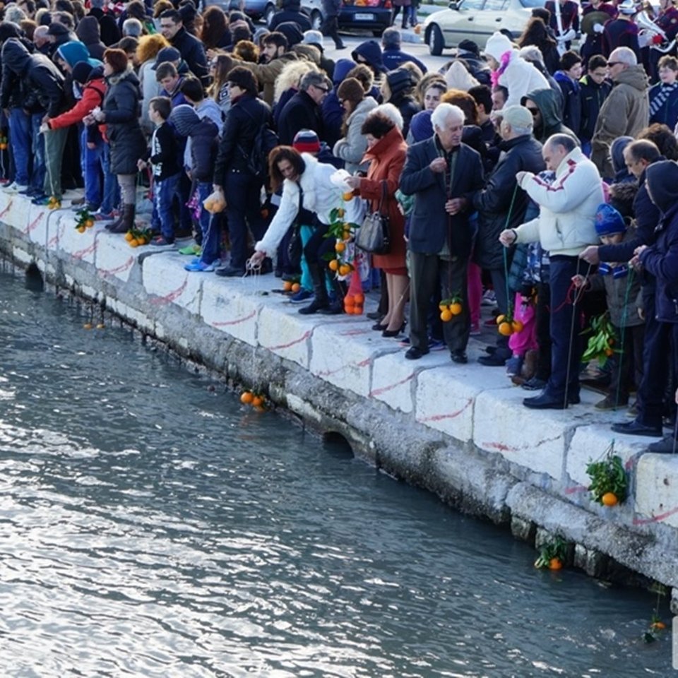 Ηθη και έθιμα των Φώτων: Τζαμαλάρια, Φωταράδες και τα ιερά πορτοκάλια | iefimerida.gr 5