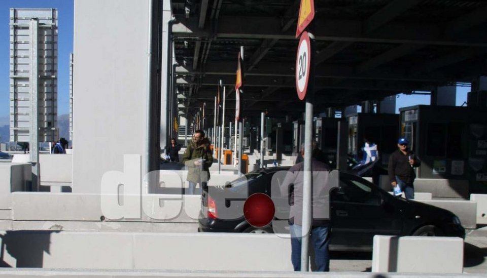 Απτόητοι οι οπαδοί του καταζητούμενου Σώρρα: Μοίραζαν φυλλάδια στα διόδια του Ρίου [εικόνες] | iefimerida.gr 2