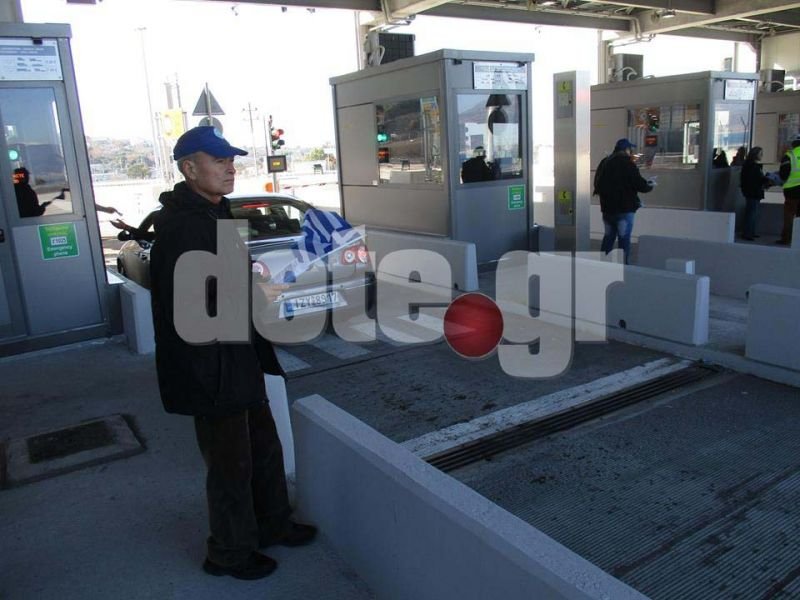 Απτόητοι οι οπαδοί του καταζητούμενου Σώρρα: Μοίραζαν φυλλάδια στα διόδια του Ρίου [εικόνες] | iefimerida.gr 1