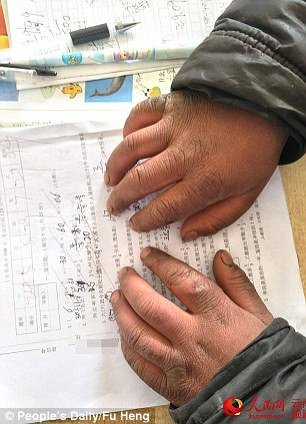 «Το παιδί με τα παγωμένα μαλλιά»: Μαθητής περπατά επί μία ώρα κάθε μέρα στους -9 για να πάει σχολείο [εικόνες] | iefimerida.gr 1