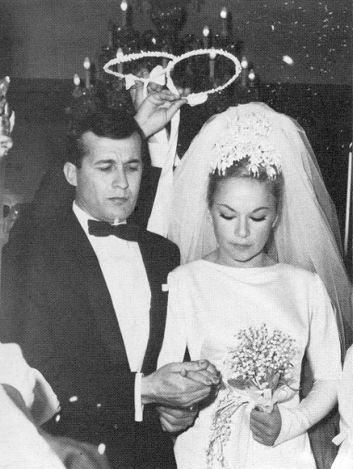 Ο γάμος της Αλίκης Βουγιουκλάκη και του Δημήτρη Παπαμιχαήλ, 53 χρόνια πριν -Το Givenchy νυφικό από τη... Νίτσα και το ξύλο [εικόνες] | iefimerida.gr 8