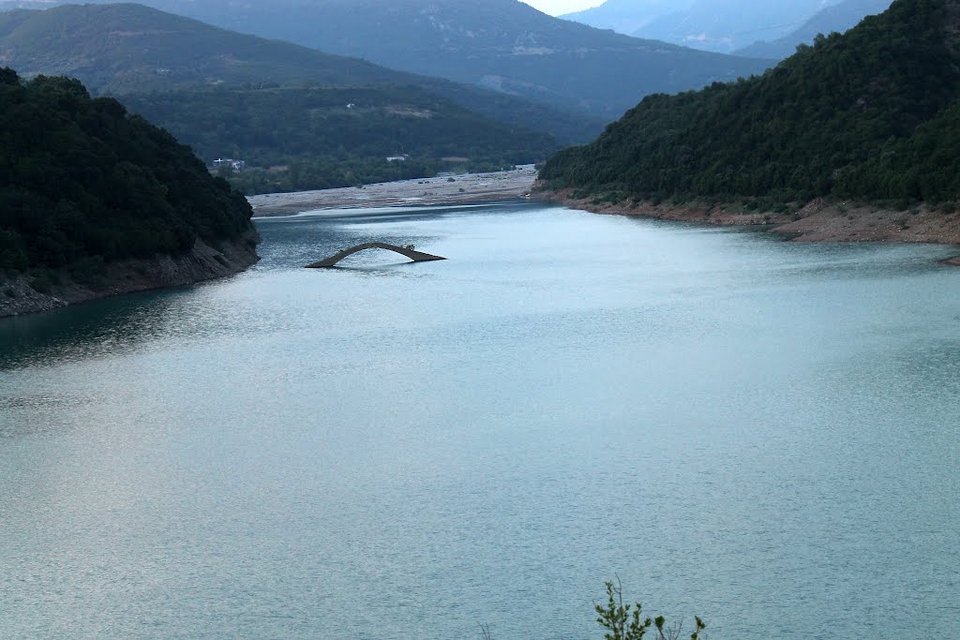 Το γεφύρι στο Καρπενήσι που εμφανίζεται και... εξαφανίζεται ανάλογα με τον καιρό! [εικόνες & βίντεο] | iefimerida.gr 11
