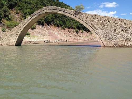 Το γεφύρι στο Καρπενήσι που εμφανίζεται και... εξαφανίζεται ανάλογα με τον καιρό! [εικόνες & βίντεο] | iefimerida.gr 7