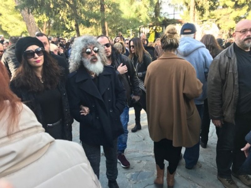 Συγκίνηση στην κηδεία του Τζίμη Πανούση -Καλλιτέχνες και πολιτικοί είπαν το τελευταίο αντίο [εικόνες & βίντεο] | iefimerida.gr 16