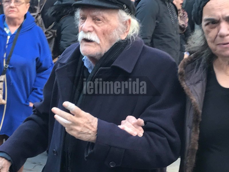 Συγκίνηση στην κηδεία του Τζίμη Πανούση -Καλλιτέχνες και πολιτικοί είπαν το τελευταίο αντίο [εικόνες & βίντεο] | iefimerida.gr 4