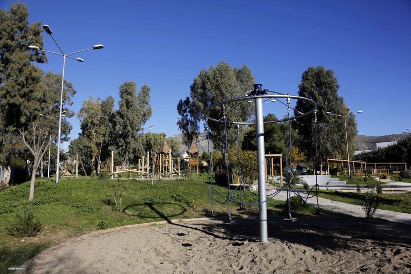 Η χαρά των παιδιών στη Γλυφάδα στον αναμορφωμένο παιδότοπο στο πάρκο της πλατείας Χαρίτων [εικόνες] | iefimerida.gr 1