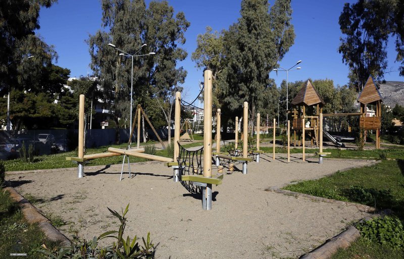 Η χαρά των παιδιών στη Γλυφάδα στον αναμορφωμένο παιδότοπο στο πάρκο της πλατείας Χαρίτων [εικόνες] | iefimerida.gr 4