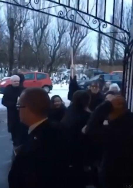 Οι γροθιές «έπεφταν σύννεφο» σε κηδεία στη Γλασκώβη, δίπλα στη νεκροφόρα! [βίντεο]  | iefimerida.gr 0