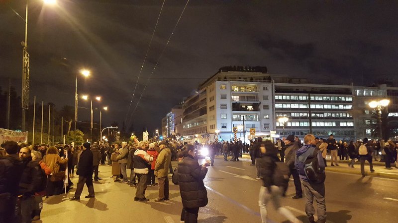 «Αδεια» η διαδήλωση της ΓΣΕΕ στο Σύνταγμα: 200 άτομα έκλεισαν Αμαλίας, Πανεπιστημίου και Βασ. Σοφίας [εικόνες & βίντεο] | iefimerida.gr 1