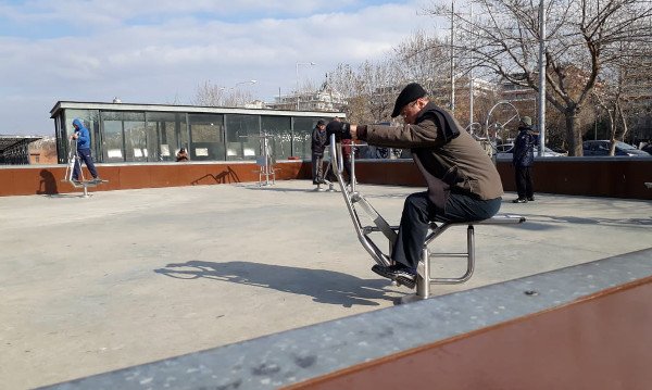 Το 'ριξαν στη γυμναστική στη Θεσσαλονίκη -Νέο υπαίθριο γυμναστήριο στην παραλία [εικόνες] | iefimerida.gr 1