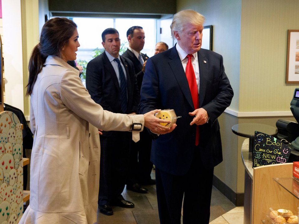 Νέες πιπεράτες αποκαλύψεις για τον Τραμπ: Η 29χρονη σύμβουλός του που αποκαλεί «το καλύτερο κομμάτι» [εικόνες] | iefimerida.gr 4