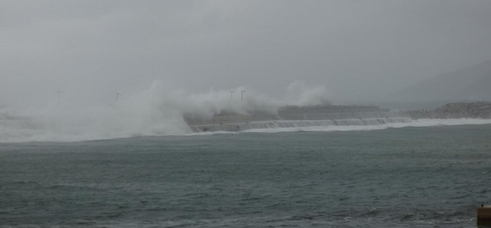 Διαλύθηκε το λιμάνι της Ικαρίας από τους ισχυρούς ανέμους [εικόνες] | iefimerida.gr 0