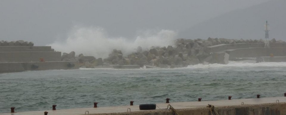 Διαλύθηκε το λιμάνι της Ικαρίας από τους ισχυρούς ανέμους [εικόνες] | iefimerida.gr 1