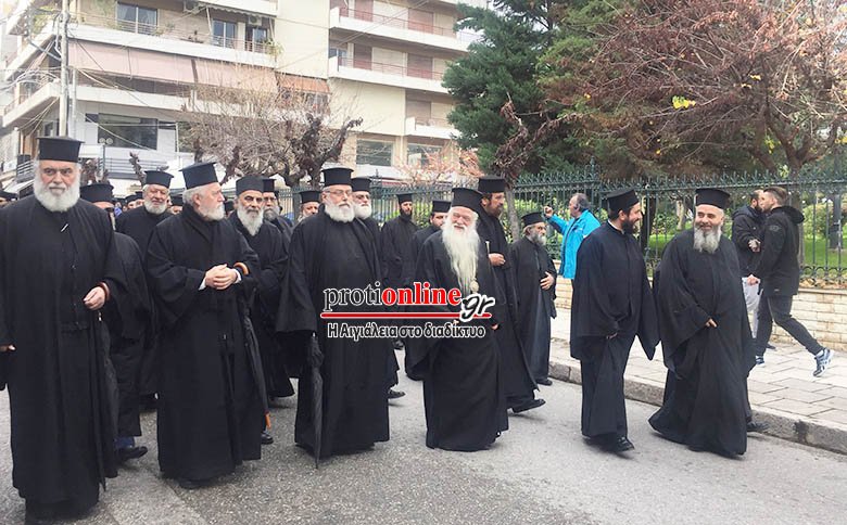 Ο Αμβρόσιος έβαλε τους παπάδες στο Αίγιο να κάνουν πορεία για το Σκοπιανό! [εικόνες] | iefimerida.gr 1