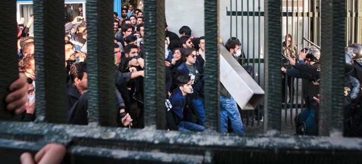 Ιράν: Πρωτοφανείς διαδηλώσεις εναντίον της λιτότητας -22 νεκροί, φόβοι για κύμα βίας [εικόνες] | iefimerida.gr 0