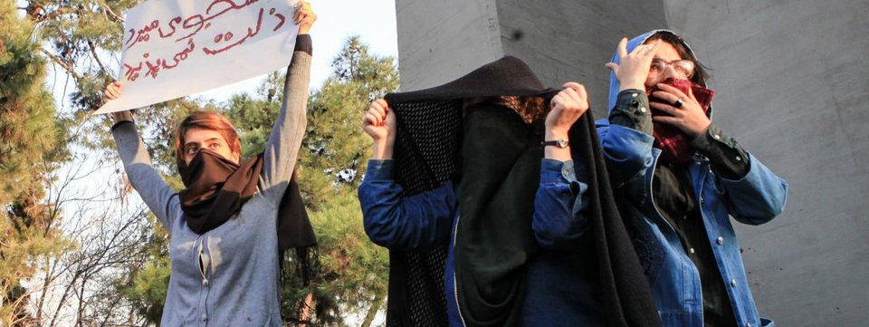 Ιράν: Πρωτοφανείς διαδηλώσεις εναντίον της λιτότητας -22 νεκροί, φόβοι για κύμα βίας [εικόνες] | iefimerida.gr 2