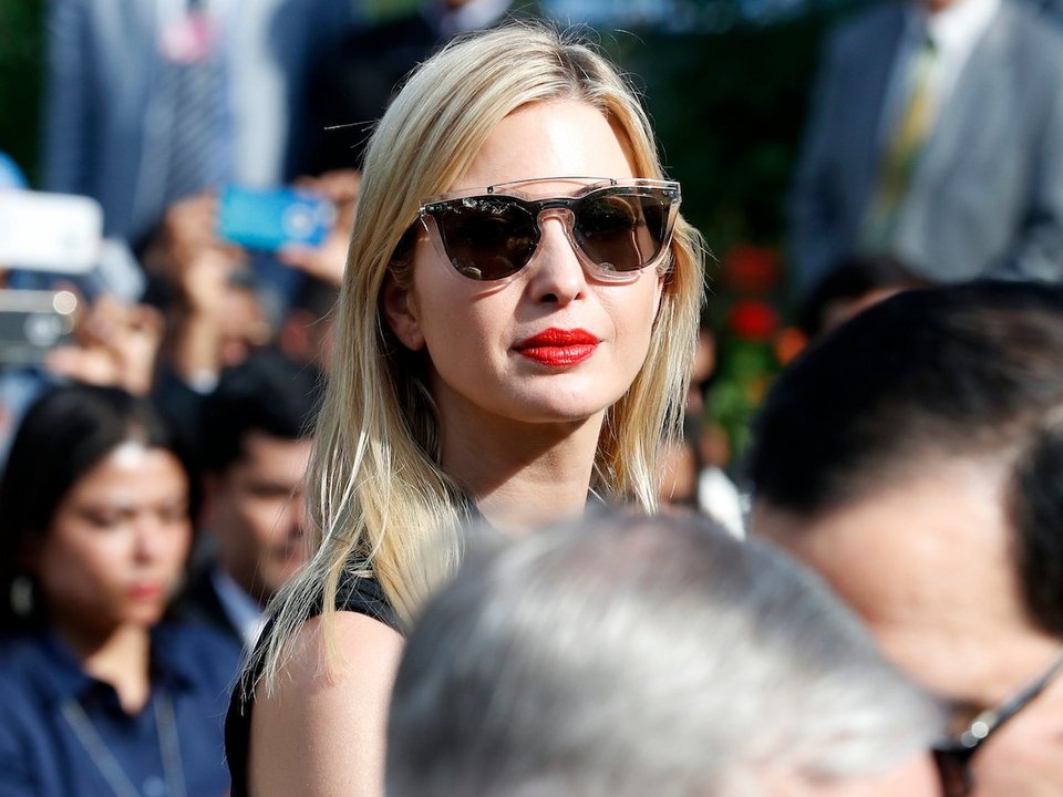 Νέες πιπεράτες αποκαλύψεις για τον Τραμπ: Η 29χρονη σύμβουλός του που αποκαλεί «το καλύτερο κομμάτι» [εικόνες] | iefimerida.gr 8