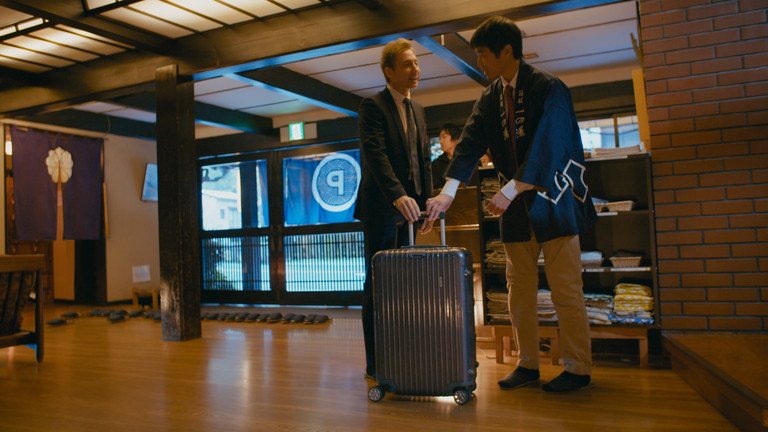 Σε αυτό το ξενοδοχείο δεν κουνάς το δαχτυλάκι σου -Παντόφλες & έπιπλα κινούνται μόνα τους [βίντεο] | iefimerida.gr 2