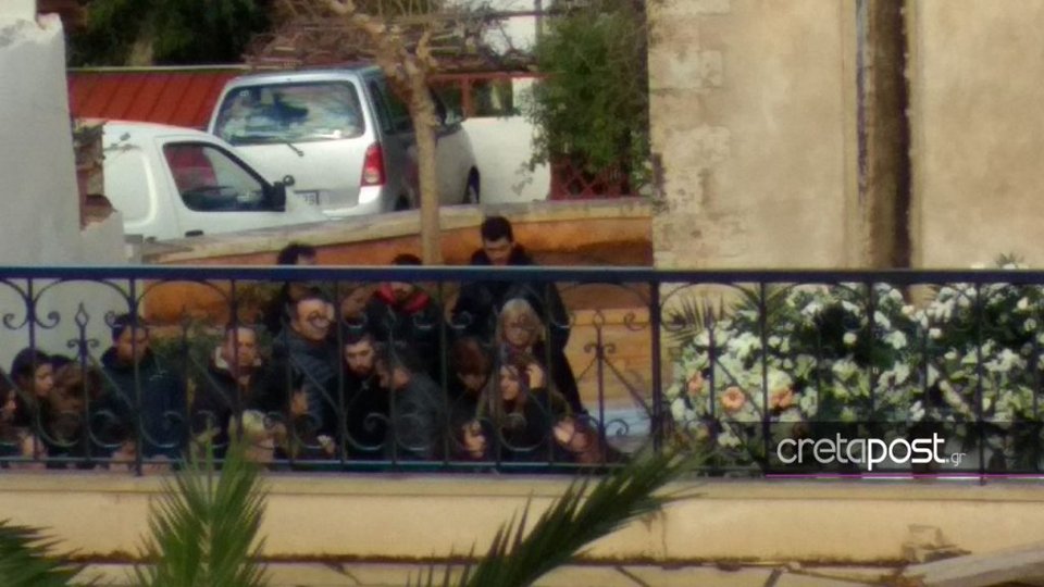 Σπαραγμός στο τελευταίο αντίο στον 21χρονο Χρήστο -Νεκρός σε τροχαίο μαζί με την κοπέλα του [εικόνες] | iefimerida.gr 3