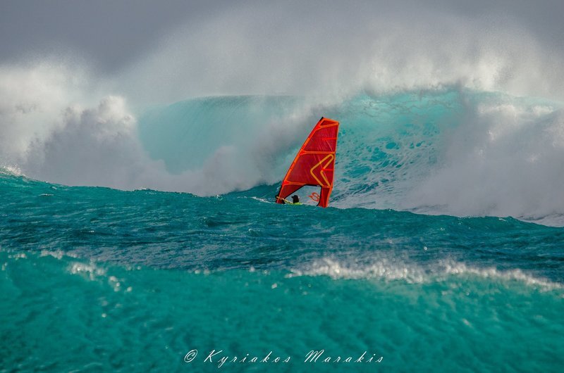 Ο άπιαστος Νίκος Κακλαμανάκης κάνει ιστιοσανίδα δαμάζοντας πελώρια κύματα στην Κρήτη [εικόνες] | iefimerida.gr 4