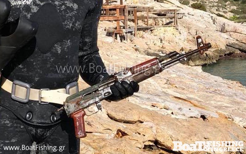 Δύτες βούτηξαν στη Βουλιαγμένη και αντί για ψάρι, έπιασαν... καλάσνικοφ [εικόνες] | iefimerida.gr 1