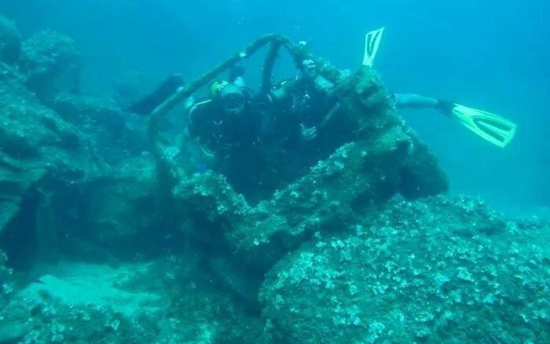 Δύτες βούτηξαν στη Βουλιαγμένη και αντί για ψάρι, έπιασαν... καλάσνικοφ [εικόνες] | iefimerida.gr 2