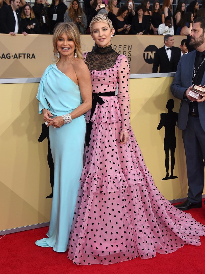   Φραμπαλάδες, φιόγκοι και καρδούλες -Οι κιτς εμφανίσεις των σταρ στα βραβεία SAG [εικόνες] | iefimerida.gr 0