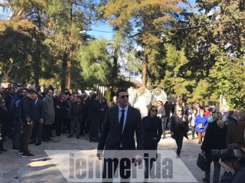 Συγκίνηση στην κηδεία του Τζίμη Πανούση -Καλλιτέχνες και πολιτικοί είπαν το τελευταίο αντίο [εικόνες & βίντεο] | iefimerida.gr 5