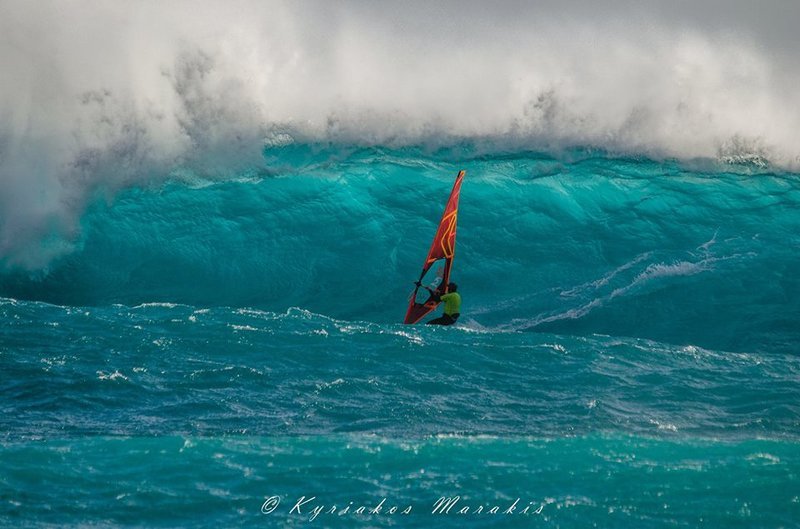 Ο άπιαστος Νίκος Κακλαμανάκης κάνει ιστιοσανίδα δαμάζοντας πελώρια κύματα στην Κρήτη [εικόνες] | iefimerida.gr 3