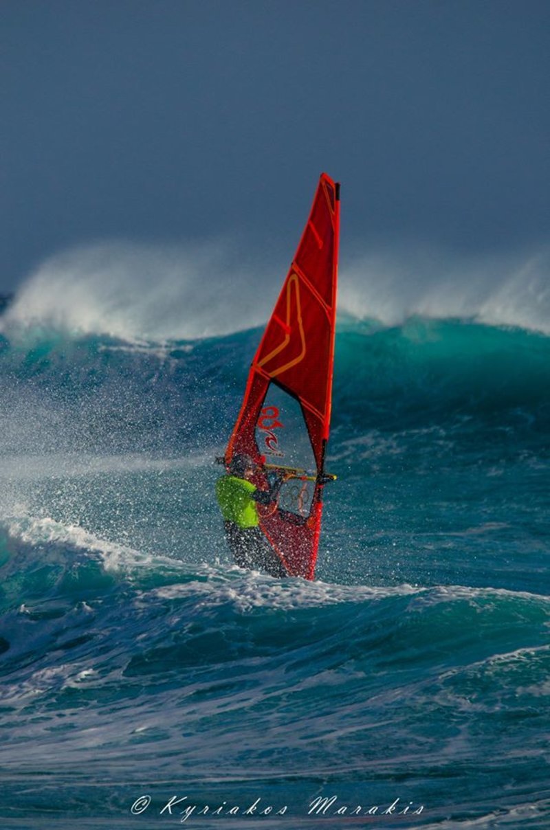 Ο άπιαστος Νίκος Κακλαμανάκης κάνει ιστιοσανίδα δαμάζοντας πελώρια κύματα στην Κρήτη [εικόνες] | iefimerida.gr 2