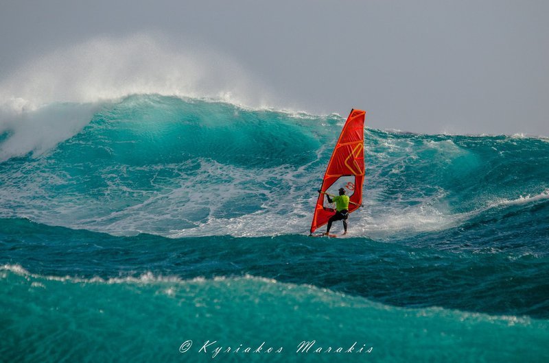 Ο άπιαστος Νίκος Κακλαμανάκης κάνει ιστιοσανίδα δαμάζοντας πελώρια κύματα στην Κρήτη [εικόνες] | iefimerida.gr 1