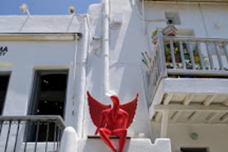 Και όμως υπάρχει και 2ος «κόκκινος άγγελος» σαν του Π. Φαλήρου -Ηταν όλο το καλοκαίρι στη Μύκονο [εικόνες]  | iefimerida.gr 0