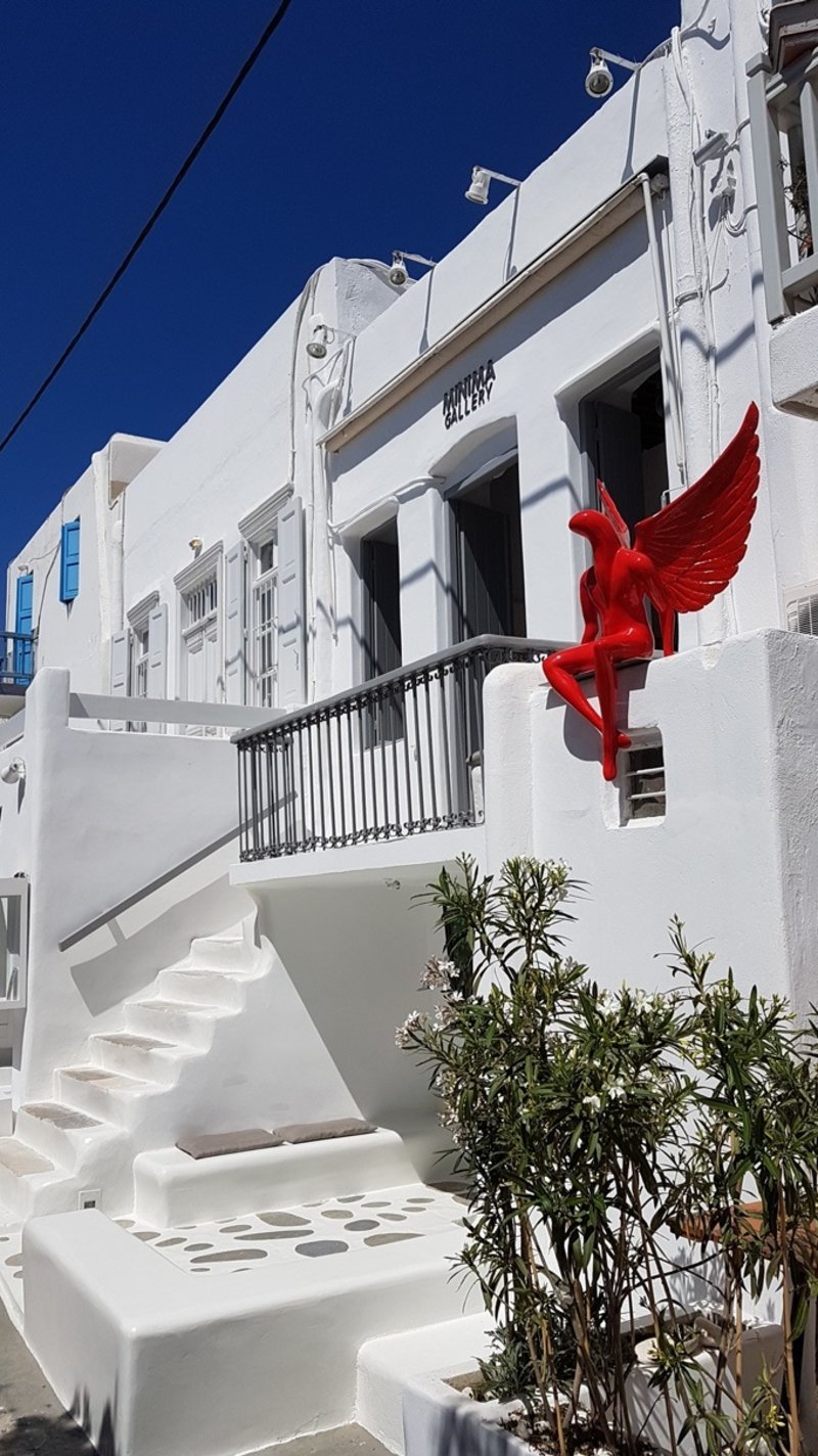 Και όμως υπάρχει και 2ος «κόκκινος άγγελος» σαν του Π. Φαλήρου -Ηταν όλο το καλοκαίρι στη Μύκονο [εικόνες]  | iefimerida.gr 2