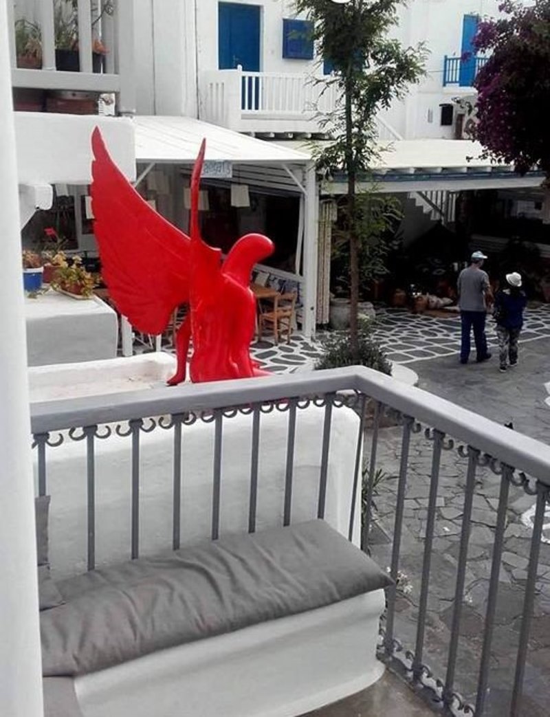 Και όμως υπάρχει και 2ος «κόκκινος άγγελος» σαν του Π. Φαλήρου -Ηταν όλο το καλοκαίρι στη Μύκονο [εικόνες]  | iefimerida.gr 3