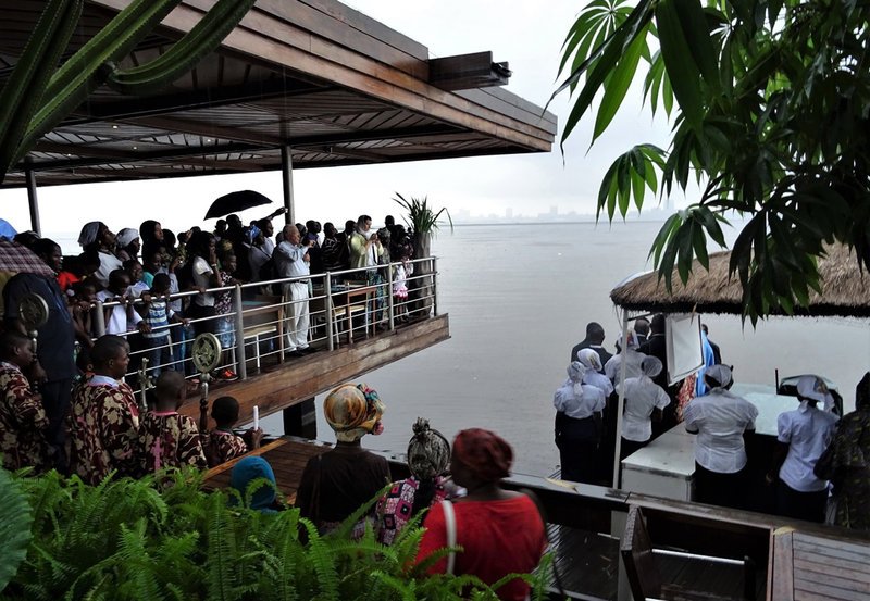 Θεοφάνεια στο Κονγκό – Συγκίνηση στην τελετή αγιασμού των υδάτων στο δεύτερο μεγαλύτερο ποταμό του κόσμου [εικόνες] | iefimerida.gr 0