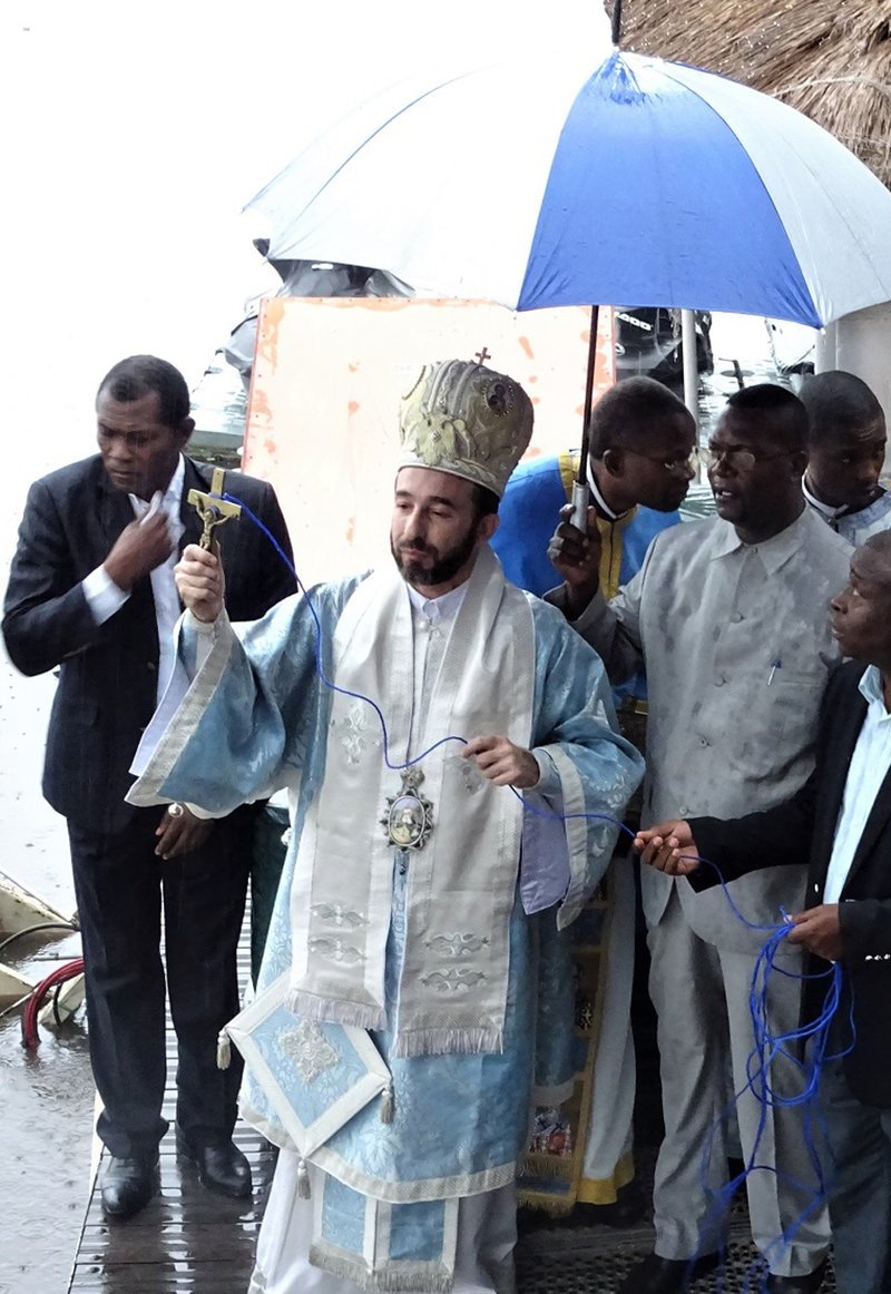 Θεοφάνεια στο Κονγκό – Συγκίνηση στην τελετή αγιασμού των υδάτων στο δεύτερο μεγαλύτερο ποταμό του κόσμου [εικόνες] | iefimerida.gr 3