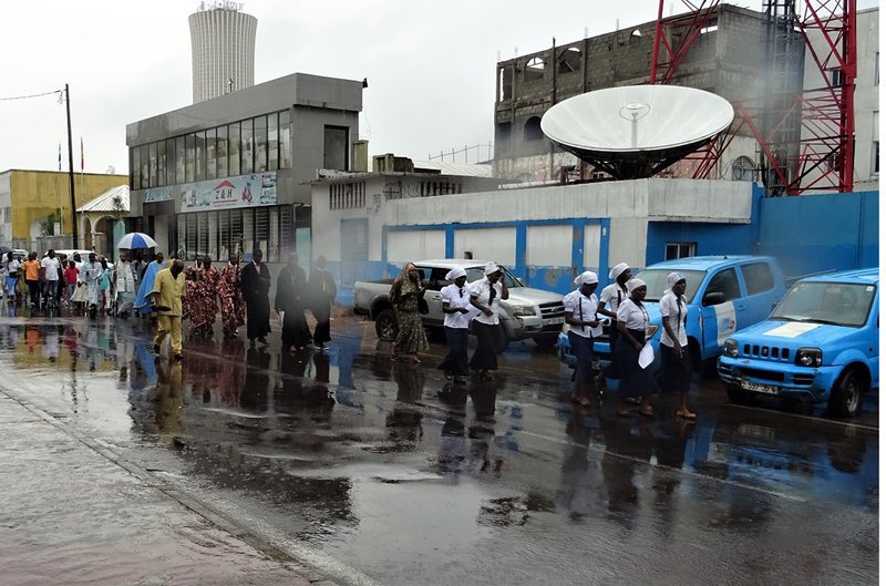 Θεοφάνεια στο Κονγκό – Συγκίνηση στην τελετή αγιασμού των υδάτων στο δεύτερο μεγαλύτερο ποταμό του κόσμου [εικόνες] | iefimerida.gr 4