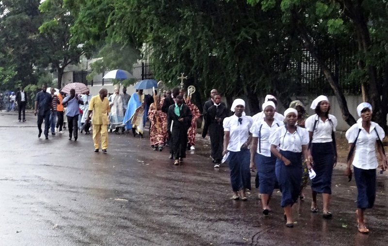 Θεοφάνεια στο Κονγκό – Συγκίνηση στην τελετή αγιασμού των υδάτων στο δεύτερο μεγαλύτερο ποταμό του κόσμου [εικόνες] | iefimerida.gr 5