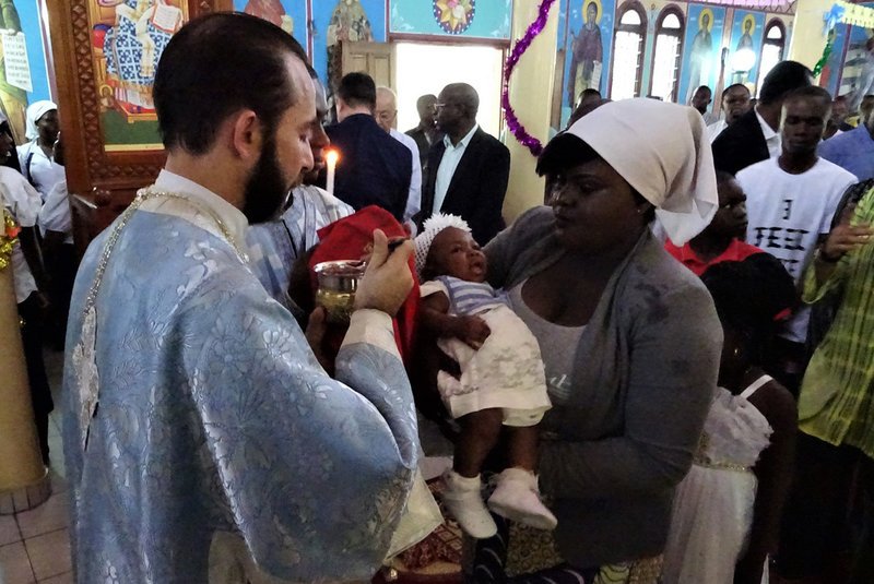 Θεοφάνεια στο Κονγκό – Συγκίνηση στην τελετή αγιασμού των υδάτων στο δεύτερο μεγαλύτερο ποταμό του κόσμου [εικόνες] | iefimerida.gr 6