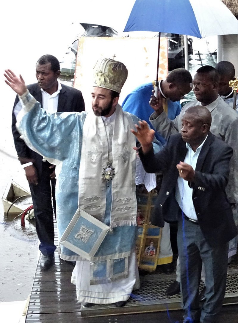 Θεοφάνεια στο Κονγκό – Συγκίνηση στην τελετή αγιασμού των υδάτων στο δεύτερο μεγαλύτερο ποταμό του κόσμου [εικόνες] | iefimerida.gr 7