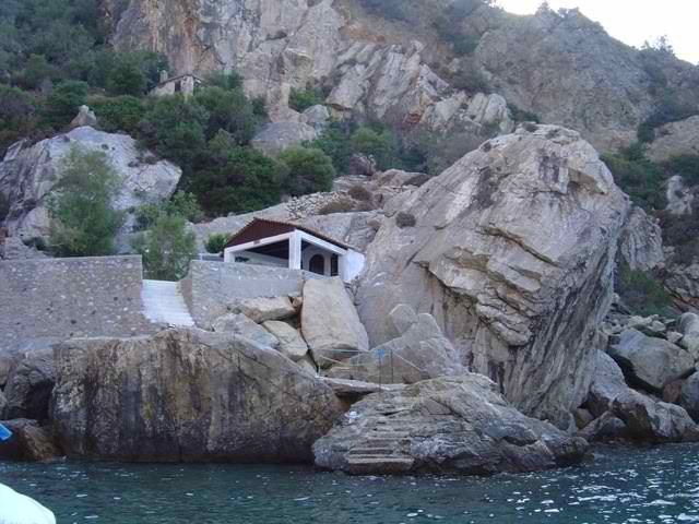 Παναγιά Κρυφτή: Το απόκοσμο ξωκλήσι στη Λέσβο -Σε σπηλιά βράχου στη θάλασσα [εικόνα] | iefimerida.gr 1