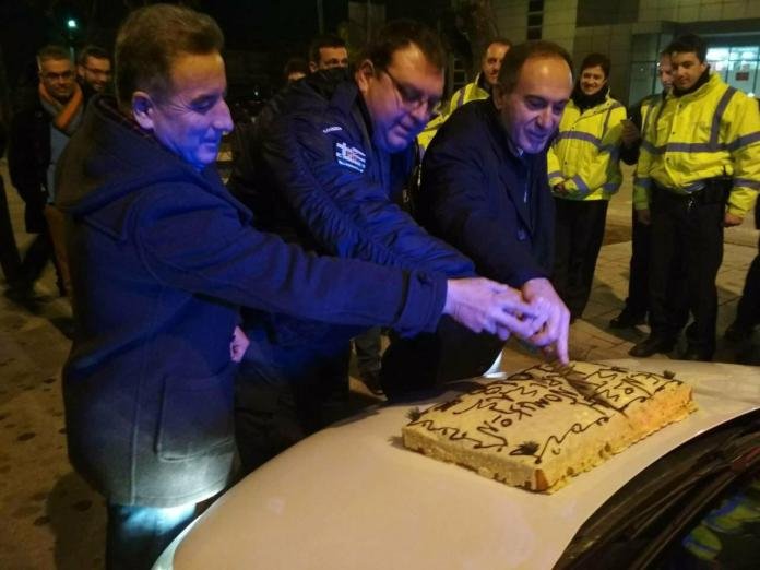 Λάρισα: Οι αστυνομικοί έκοψαν τη βασιλόπιτα πάνω σε περιπολικό [εικόνες] | iefimerida.gr 1