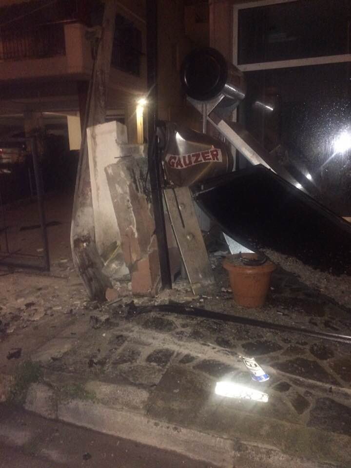 Λάρισα: Γυναίκα οδηγός «απογείωσε» το αυτοκίνητο και ισοπέδωσε τα πάντα στο πέρασμά της [εικόνες] | iefimerida.gr 3