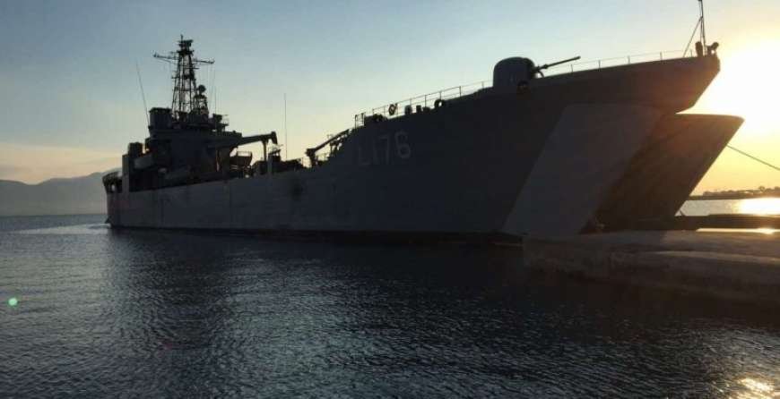 Αυτό είναι το αρματαγωγό «Λέσβος» που προσέκρουσε στην προβλήτα στον ναύσταθμο Σαλαμίνας [εικόνα & βίντεο] | iefimerida.gr 1