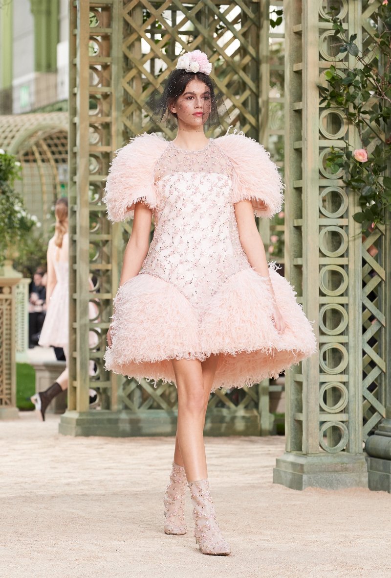 12+1 δημιουργίες που ξεχώρισαν στην Paris Haute Couture Week | iefimerida.gr 0