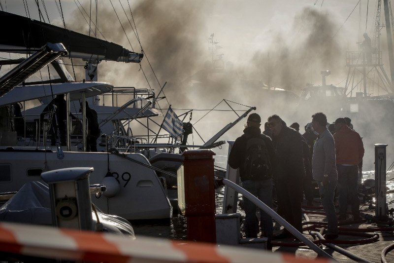 Στις φλόγες σκάφος στην Μαρίνα Αλίμου [εικόνες] | iefimerida.gr 1