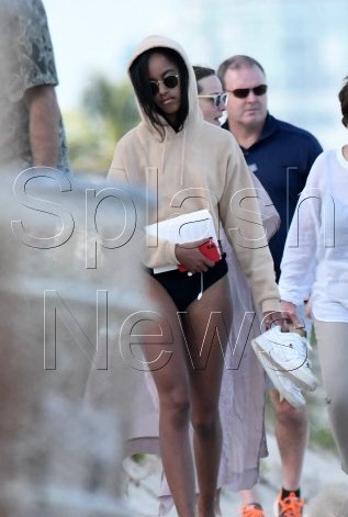 Οι άλλοι Ομπάμα: Μισέλ και Μαλία, με τα μπικίνι τους και μπόντιγκαρντ στην παραλία [εικόνες] | iefimerida.gr 2