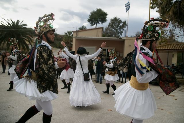 Ερχονται τα Φώτα -Οι Αράπηδες, τα Μπαμπούγερα, οι Μωμόγεροι και η Καμήλα [εικόνες & βίντεο] | iefimerida.gr 3