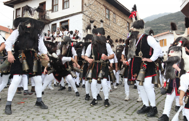 Ερχονται τα Φώτα -Οι Αράπηδες, τα Μπαμπούγερα, οι Μωμόγεροι και η Καμήλα [εικόνες & βίντεο] | iefimerida.gr 2